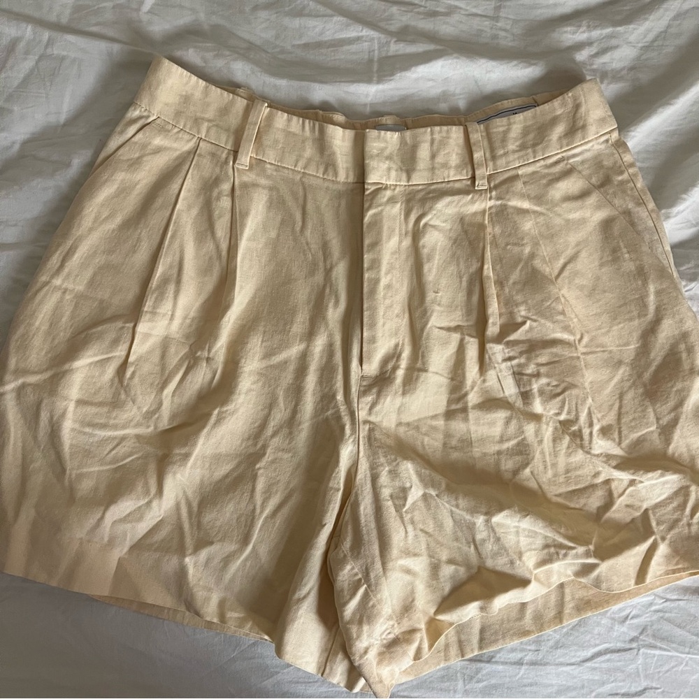Gap 365 High Rise Linen-Blend Shorts in Butter Yellow